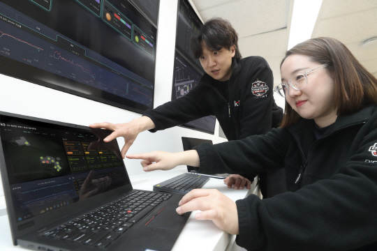 KT 직원들이 이음5G 지능형 관제 솔루션의 관제 화면을 모니터링하고 있다. KT 제공